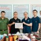 Công an xã Nam Giang trao trả tiền cho người chuyển khoản nhầm